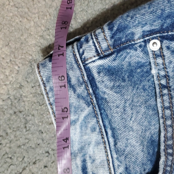 Juniors 15 Arizona distressed Jean shorts - Picture 4 of 7